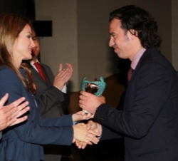 Doña Letizia entrega el Premio "Programa, artículo o medio de comunicación" al director general de RTVA, Antonio Virgili
